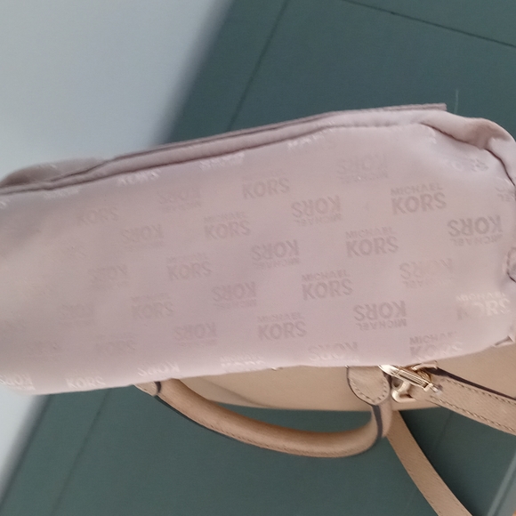 Michael Kors purse excellent condition - Picture 12 of 14